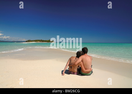 Giovane godendo la loro luna di miele sulla molto remota isola di Nosy Iranja, al largo delle coste del Madagascar, Oceano indiano, Africa Foto Stock