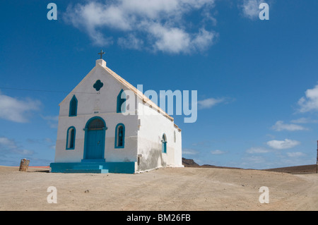 Luminosa chiesa alla spiaggia sabbiosa, Pedro Da Sal, Sal Capo Verde Foto Stock
