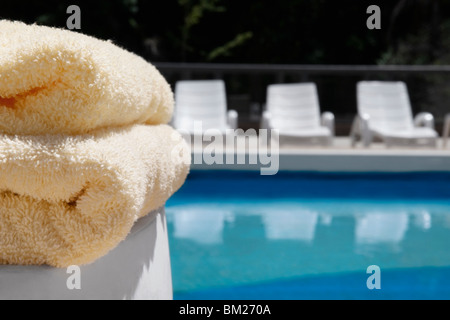 Close-up di asciugamani e sedie a sdraio a bordo piscina Foto Stock