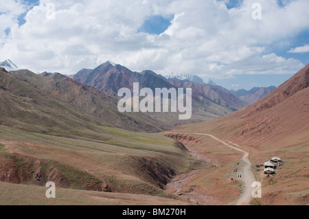 Strada di confine tra il Tagikistan e il Kirghizistan nelle montagne, vicino a Sary Tash, Kirghizistan, Asia centrale Foto Stock