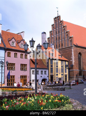 Skarnu iela Street che mostra la chiesa di San Giovanni che si trova, la Città Vecchia di Riga, Regione di Riga, la Repubblica di Lettonia Foto Stock