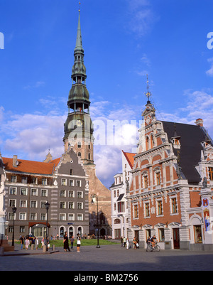 Piazza del Municipio che mostra chiesa di San Pietro, la Città Vecchia di Riga, Regione di Riga, la Repubblica di Lettonia Foto Stock