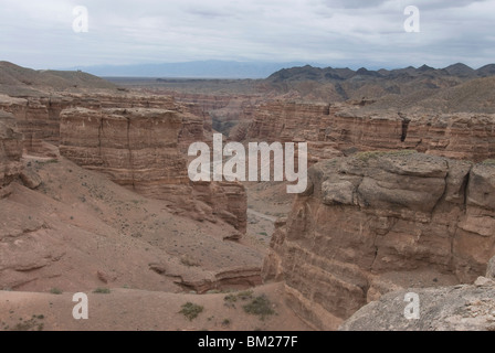 Le formazioni rocciose in arido paesaggio a Charyn Canyon, Kazakistan, in Asia centrale Foto Stock