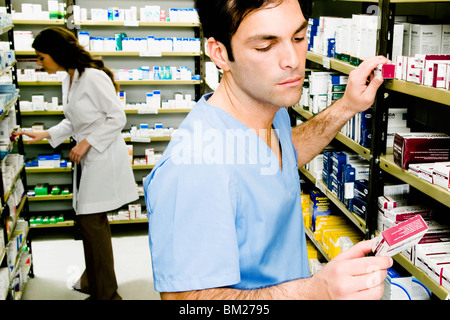 Due farmacisti in farmacia Foto Stock