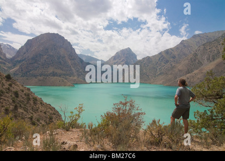 Il turchese Iskanderkul Lake (lago di Alexander) in Fann montagne, Iskanderkul, in Tagikistan, in Asia centrale Foto Stock