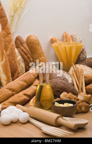 Close-up di pasta e pane con uova Foto Stock