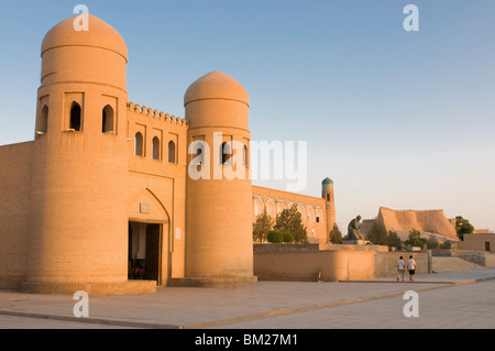 Forti mura di Ichon-Qala (Itchan Kala) Fortezza, Sito Patrimonio Mondiale dell'UNESCO, Khiva, Uzbekistan in Asia centrale Foto Stock