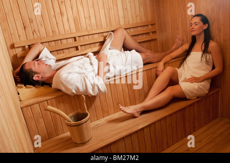 Paio di prendere una sauna vasca da bagno Foto Stock