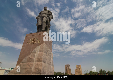 Statua di Timur sulla grande piazza Shakhrisyabz, Uzbekistan in Asia centrale Foto Stock