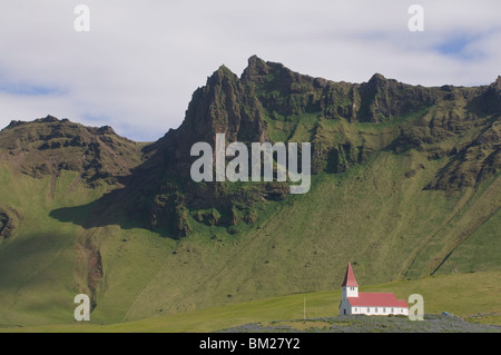 La Chiesa al fondo della montagna, Vik, Islanda, regioni polari Foto Stock