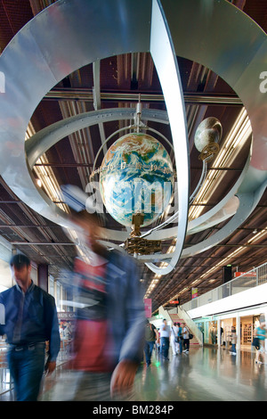 Globo con il tempo del mondo, l'aeroporto di Orly, Parigi, Francia Foto Stock