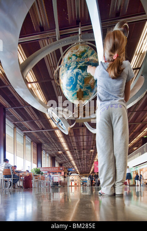 Globo con il tempo del mondo, l'aeroporto di Orly, Parigi, Francia Foto Stock