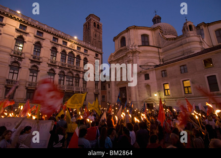 Processione aux flambeaux durante la protesta della scuola nel 2007 nel Campo San Geremia, Venezia, Veneto, Italia, Europa Foto Stock