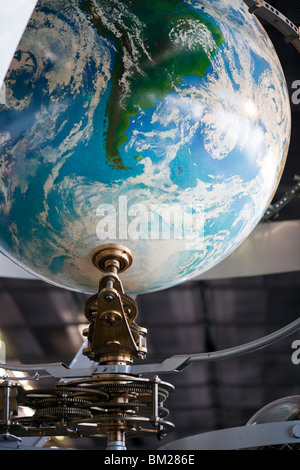 Dettaglio di un tempo del mondo globe, Aeroporto di Orly, Parigi, Francia Foto Stock