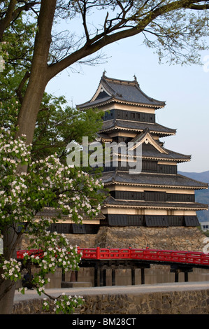 Il XVI secolo il Castello Matsumoto, principalmente costruzione originale e un tesoro nazionale del Giappone, Nagano, Giappone Foto Stock