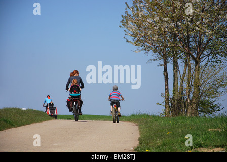 Escursioni in bicicletta lungo sentieri di campagna Hesbaye Belgio Foto Stock