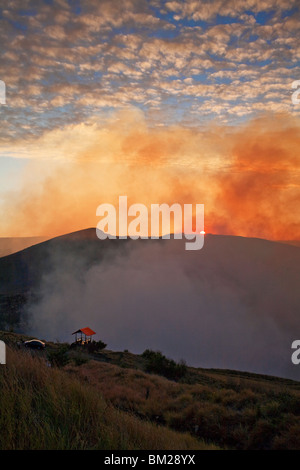 Il Cratere di Santiago, Parco Nazionale Volcan Masaya, Masaya Nicaragua Foto Stock