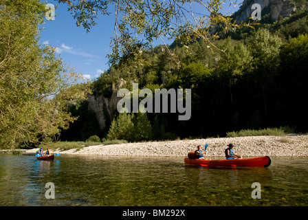 In canoa sul fiume Tarn, Gorges du Tarn, Massiccio centrale, Francia Foto Stock
