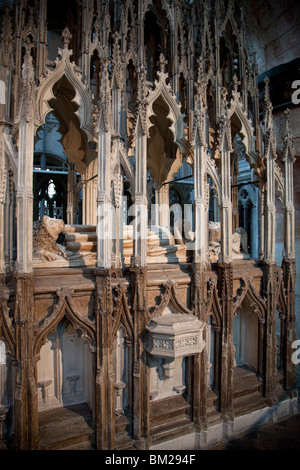 Tomba di re Edoardo II, morì 1327, cattedrale di Gloucester, Gloucester, Gloucestershire, Regno Unito Foto Stock