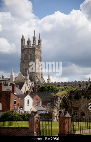 La cattedrale di Gloucester la torre e le rovine del Palazzo del Vescovo, Gloucester, Gloucestershire, Regno Unito Foto Stock