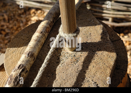 Antico trapano per la perforazione di un foro in una pietra con un inchino e sabbia - Scottish Crannog Centre - Loch Tay, Scozia Foto Stock