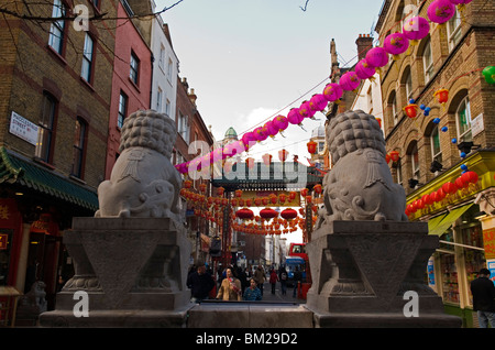 Lion statura di pietra in China Town, il Nuovo Anno Cinese Festival 2010 Londra Inghilterra REGNO UNITO Foto Stock