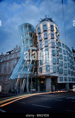 La Casa Danzante (Fred and Ginger edificio), da Frank Gehry costruito nel 1996, al tramonto, Praga, Repubblica Ceca Foto Stock