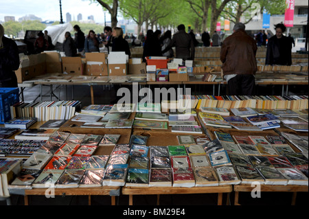 La seconda mano edicole sulla South Bank di Londra city centre REGNO UNITO Foto Stock