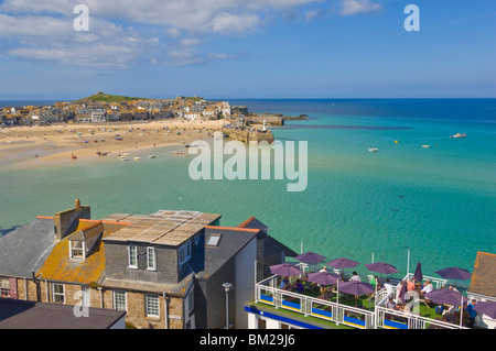 La bassa marea, guardando sopra i tetti della città e di fronte al porto di St. Ives verso l'isola o St. Ives testa, Cornwall, Regno Unito Foto Stock