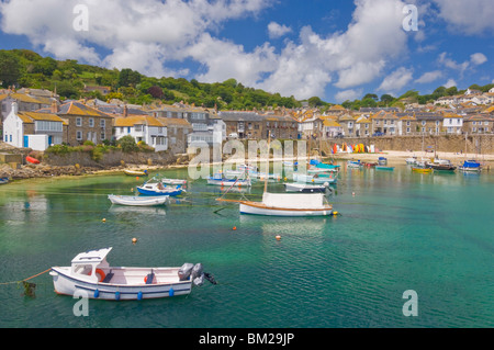 Piccole barche da pesca nel porto racchiuso a Mousehole, Cornwall, Regno Unito Foto Stock