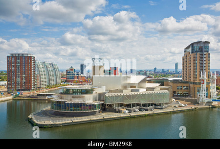 Vista attraverso il Lowry Centre, appartamenti e la costruzione di nuovi lavori di costruzione a Salford Quays Pier 8, Manchester, Regno Unito Foto Stock