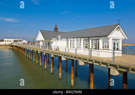 Southwold pier guardando indietro verso la riva nel primo pomeriggio di sole, Southwold, Suffolk, Regno Unito Foto Stock