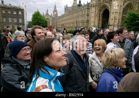 Una folla su college green Londra durante il 2010 elezioni generali Foto Stock