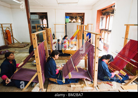 Tessitori presso l'Istituto Nazionale di Zorig Chusum Pedzoe, (scuola di pittura), Thimphu Bhutan Foto Stock