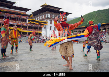 Ballerini in costume tradizionale, Autunno Tsechu (festival) al Trashi Chhoe Dzong, Thimpu, Bhutan Foto Stock