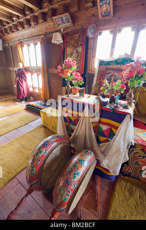 Un altare in monastero, Jakar, Bumthang, Chokor Valley, Bhutan Foto Stock