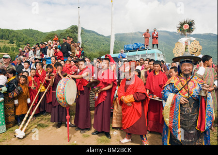 Monaci e sacerdote a Thangbi Mani Tsechu (festival), Jakar, Bumthang, Chokor Valley, Bhutan Foto Stock