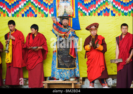 Monaci e sacerdote a Thangbi Mani Tsechu (festival), Jakar, Bumthang, Chokor Valley, Bhutan Foto Stock