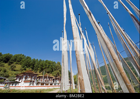 Orazione funebre bandiere a Kurjey Lhakhang tempio costruito nel 1652 da Mingyur Tenpu, Jakar, Bumthang, Chokor Valley, Bhutan Foto Stock