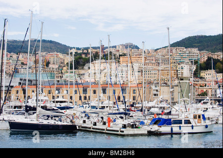 Barche nel porto vecchio, Genova (Genova), Liguria, Italia Foto Stock