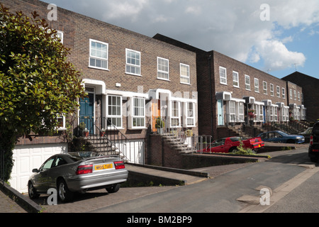 Una fila di moderna casa cittadina a schiera proprietà su Shaftesbury modo, Twickenham, Middx, Regno Unito. Maggio 2010 Foto Stock