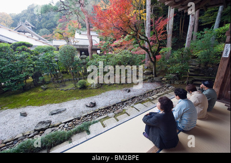 Visitatori contemplando il giardino di Nison in (Nisonin) tempio risalente al 834, area Sagano, Kyoto, Giappone Foto Stock