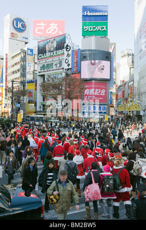 Babbi Natale Natale attraversando a piedi attraversando Shibuya Shibuya, Tokyo, Giappone Foto Stock