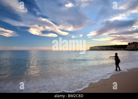 L'uomo la pesca sulla spiaggia, città di portici, comune di Lagoa, distretto di Faro, regione di Algarve, PORTOGALLO Foto Stock