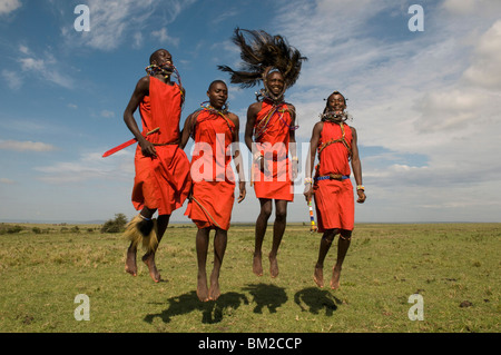 Masai di eseguire la danza del guerriero, il Masai Mara, Kenya, Africa orientale Foto Stock