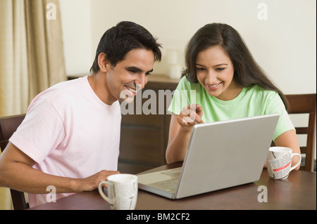 Giovane al lavoro su un notebook Foto Stock