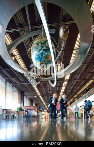 Globo con il tempo del mondo, l'aeroporto di Orly, Parigi, Francia Foto Stock