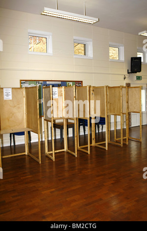 Cabine di voto impostato per gli elettori a rendere il loro marchio in segreto il balletto di carta durante un'elezione Foto Stock