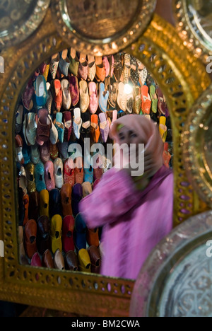 Scarpe tradizionali (babouches) per la vendita nel souk, Medina, Marrakech (Marrakech), Marocco Foto Stock