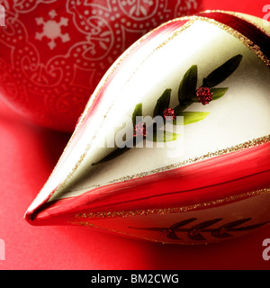 Golden natale decorazione macro, sfondo rosso, studio shot Foto Stock